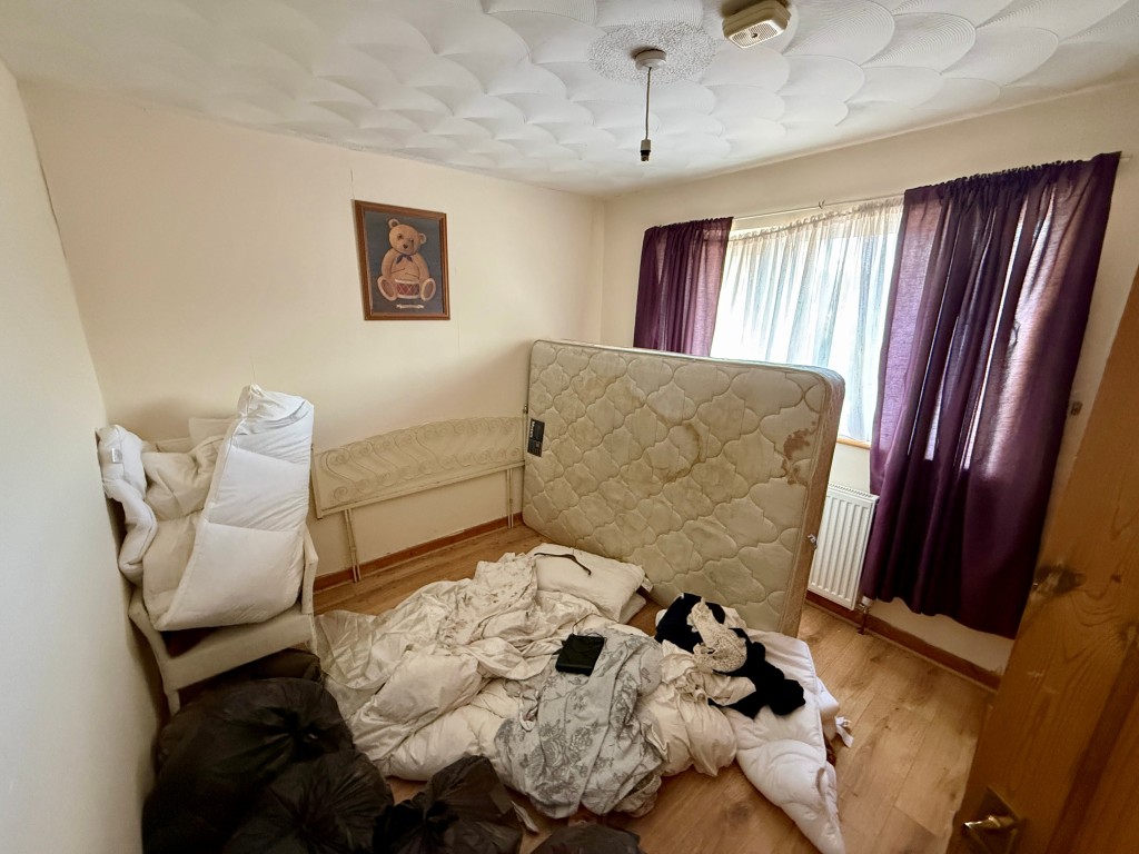 Lot: 129 - FOUR-BEDROOM HOUSE FOR IMPROVEMENT - Bedroom two